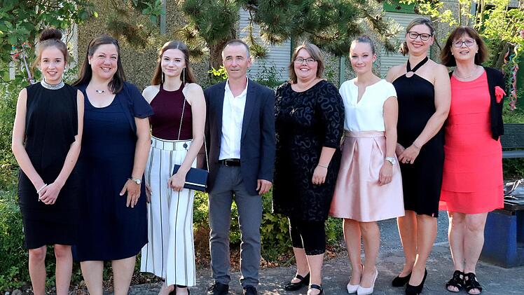 Die besten Absolventen (v. l.): Marina Brauns, Ingrid Maier, Pia Burwitz, Martin Winkel, Bettina Pfannerer, Nadine Schuppener und Tetyana Zhadkova mit stellvertretendee Schulleiterin Gudrun Gumbrecht    Foto: Johanna Blum