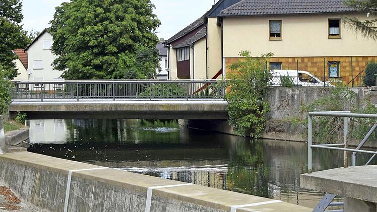 Der Wasserstand im Mühlbach wird am Wehr geregelt und konstant gehalten.