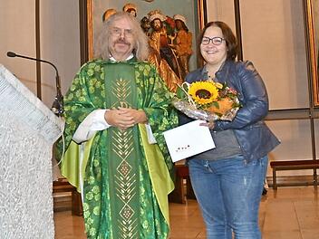 Pater Helmut Haagen verabschiedete Kathrin Ritter aus dem Dienst der Gemeindereferentin und dankte für ihr segensreiches Wirken in den vergangenen zehn Jahren. Foto: K.-H. Hofmann