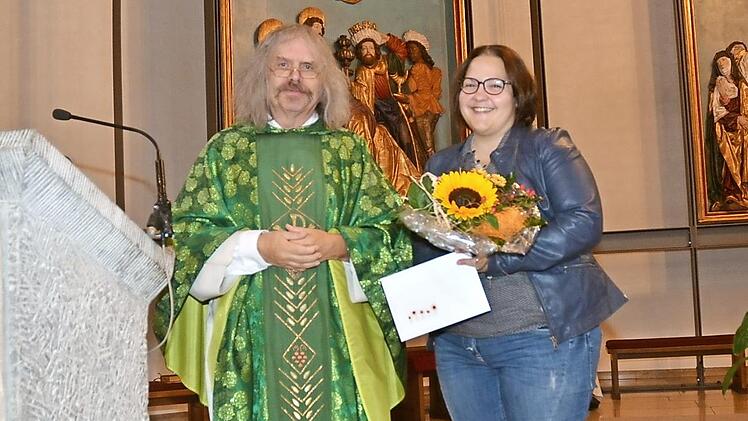 Pater Helmut Haagen verabschiedete Kathrin Ritter aus dem Dienst der Gemeindereferentin und dankte für ihr segensreiches Wirken in den vergangenen zehn Jahren. Foto: K.-H. Hofmann