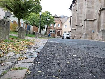 Der Kirchplatz dürfte derzeit in der Rangliste der schlechtesten Straßen einen vorderen Platz belegen. Die Stadt will das Umfeld im nächsten Jahr angehen. Doch es gibt noch viel mehr zu tun.  Fotos: Thomas Malz