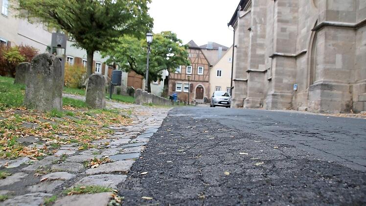 Der Kirchplatz dürfte derzeit in der Rangliste der schlechtesten Straßen einen vorderen Platz belegen. Die Stadt will das Umfeld im nächsten Jahr angehen. Doch es gibt noch viel mehr zu tun.  Fotos: Thomas Malz