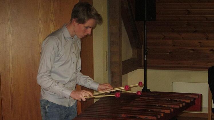 Bundesieger beim Wettbewerb "Jugend musiziert", Linus Schneider, war Ehrengast beim Neujahrsempfang, wo er eine Kostprobe seines Könnens gab. Winfried Ehling