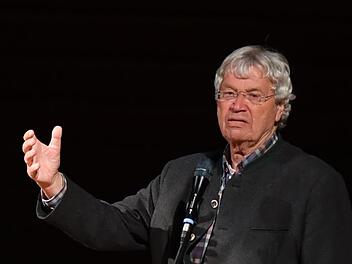 Fast 77 Jahre alt und immer noch stimmgewaltig: Gerhard Polt war am Samstag in der Bamberger Konzerthalle in Bestform.  Fotos: Ronald Rinklef
