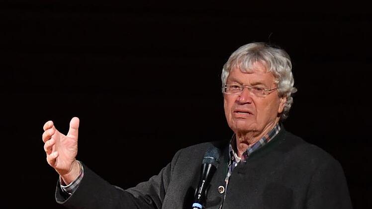 Fast 77 Jahre alt und immer noch stimmgewaltig: Gerhard Polt war am Samstag in der Bamberger Konzerthalle in Bestform.  Fotos: Ronald Rinklef