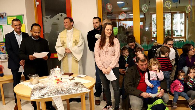 Pfarrer Jakob begrüßt die vielen Gäste.