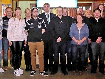 Der VfB Neuensee führte Neuwahlen durch. Dabei wurde Thomas Pfadenhauer zum neuen Vorsitzenden gewählt. Das Bild zeigt (von links) Jens Titius, Rudolf Winterbauer, Simone Mager, Isolde Schmidt, Patrick Backert, Thomas Pfadenhauer, Kevin Winterbauer, Patrick Titius, Monika Kremer, Bernd Kremer, Manfred Kraus, Martin Lutter, Ann-Kathrin Neumann, Lucia Schmidt und Daniel Neumann. Fotos: Horst Habermann
