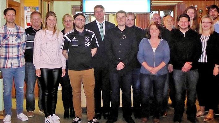 Der VfB Neuensee führte Neuwahlen durch. Dabei wurde Thomas Pfadenhauer zum neuen Vorsitzenden gewählt. Das Bild zeigt (von links) Jens Titius, Rudolf Winterbauer, Simone Mager, Isolde Schmidt, Patrick Backert, Thomas Pfadenhauer, Kevin Winterbauer, Patrick Titius, Monika Kremer, Bernd Kremer, Manfred Kraus, Martin Lutter, Ann-Kathrin Neumann, Lucia Schmidt und Daniel Neumann. Fotos: Horst Habermann
