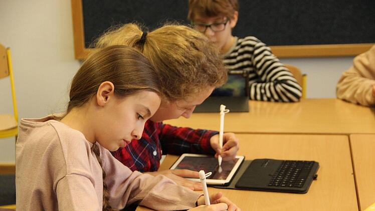 Geschrieben wird am Tablet mit einem Stift.Heike Beudert