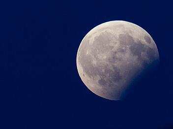 Kosmisches Schauspiel: Mond mit partieller Finsternis