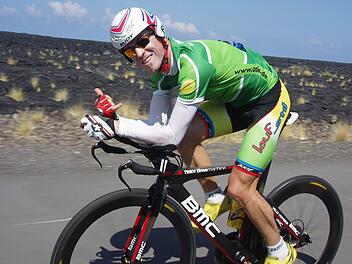 Unser Archivbild zeigt Markus Unsleber beim Ironman auf Hawaii bei der Fahrt durch die Lava-Wüste der Insel. Foto: Diana Unsleber