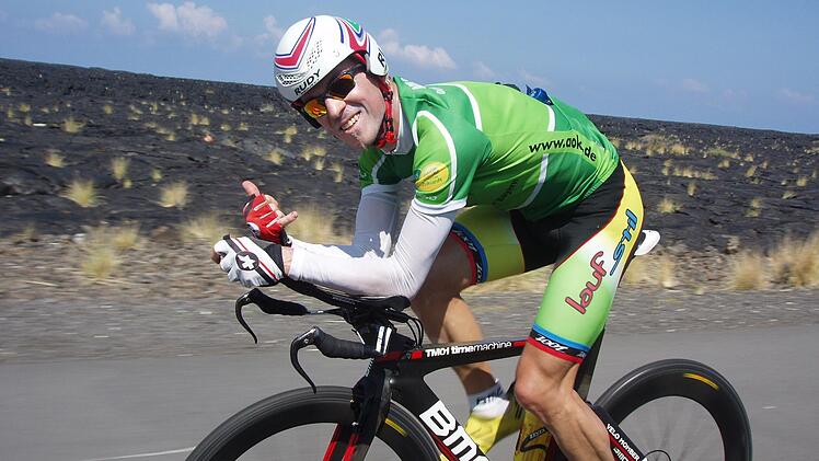 Unser Archivbild zeigt Markus Unsleber beim Ironman auf Hawaii bei der Fahrt durch die Lava-Wüste der Insel. Foto: Diana Unsleber