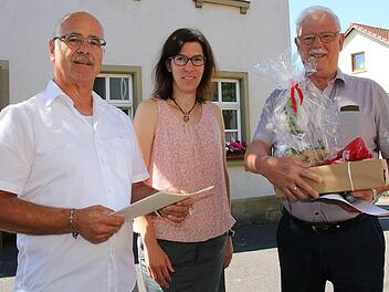 Die Ehrennadel für besondere Verdienste übergab Peter Saal (rechts) im Auftrag von Bischof Franz Jung an Fridolin Weigand (links). In der Mitte Alexandra Kehl, die Vorsitzende des Gemeindeteams. Foto: Dieter Britz