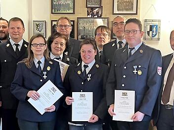 Das Bild zeigt die Geehrten (mit Urkunde, alle für 25 Jahre, von links): Marion Schenkel, Karin Angermann, Monika Weimann und Volker Schenkel, (dahinter von links): Stellvertretender Komandant Tobias Schenkel, Erster Vorsitzender Sebastian Schmidt...