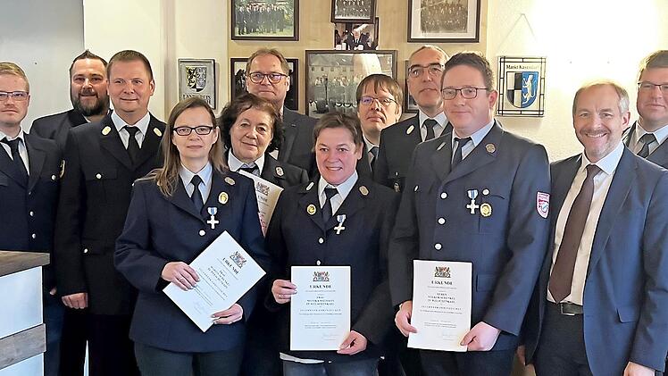 Das Bild zeigt die Geehrten (mit Urkunde, alle für 25 Jahre, von links): Marion Schenkel, Karin Angermann, Monika Weimann und Volker Schenkel, (dahinter von links): Stellvertretender Komandant Tobias Schenkel, Erster Vorsitzender Sebastian Schmidt...