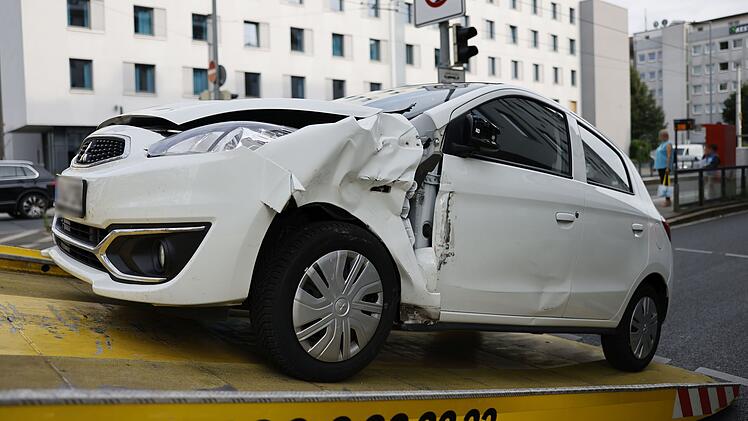 Auto kollidiert mit Stra&szlig;enbahn in N&uuml;rnberg