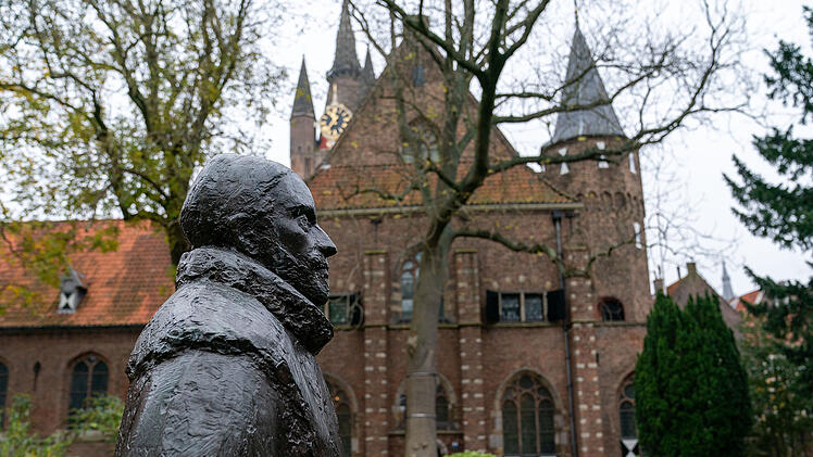 Prinsenhof mit Statue WvO