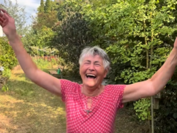 Gerolzhofen: Lachende Oma wird zum TikTok-Star - Tausende folgen ihr