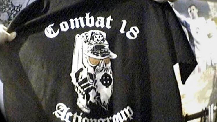 Ein "T-Hemd"  für Fans der Neonazi-Terrorgruppe "Combat 18", das es 2006 im Ladengeschäft "Streetwear Tostedt" zu kaufen gab.