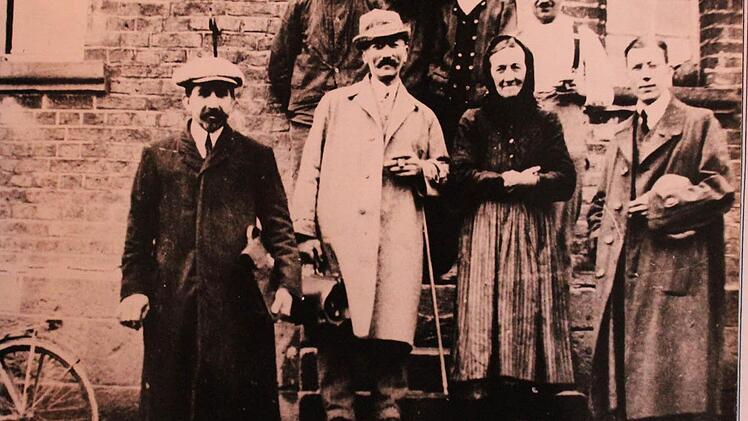 Ernst Putz (rechts) 1931 bei einem Treffen mit Bauern in Oberweid.