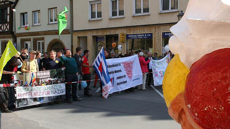 Auch Weismain ist bunt. Hier waren es rund 100 Menschen die gegen braunes Gedankengut auf die Straße gingen.