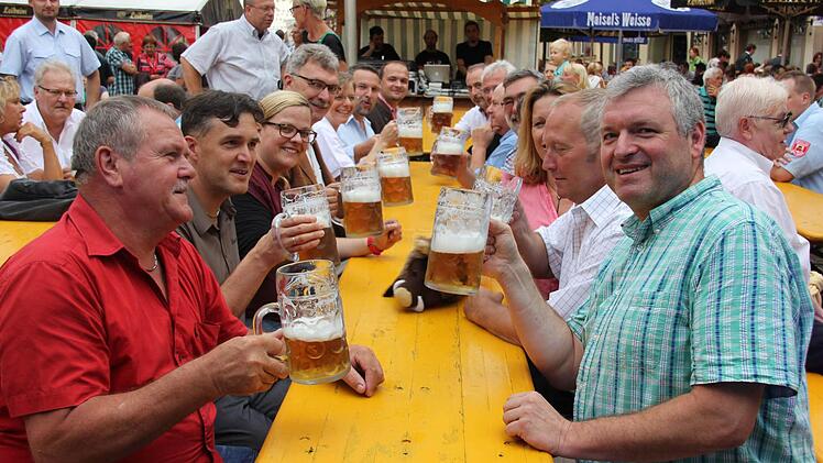 Ein Prosit auf das größte Fest in der Stadt im Jahr: Bürgermeister Jürgen Hennemann (rechts) mit Vertretern aus dem Stadtrat und weiteren Bürgermeistern aus Nachbarkommunen.