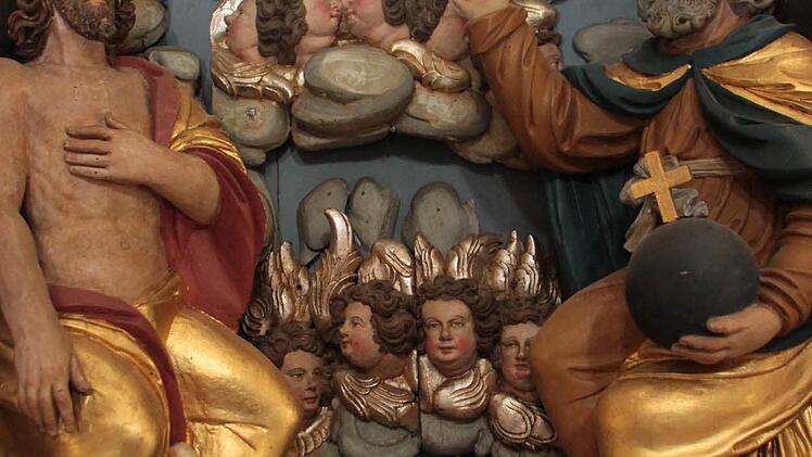 Am Buchauer Altar finden sich außergewöhnlich viele Engel-Darstellungen. Foto: Jürgen Gärtner