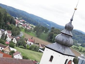 Der Kirchturm am Felsen ist eine der Attraktionen im Ort Hiltpoltstein.Foto: Petra Malbrich