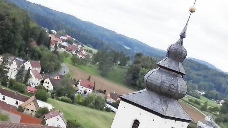 Der Kirchturm am Felsen ist eine der Attraktionen im Ort Hiltpoltstein.Foto: Petra Malbrich