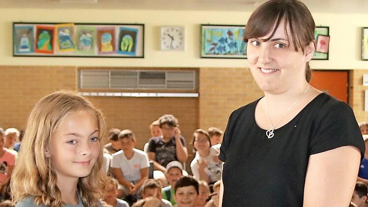 Jana Pöhner bekam von Lehrerin Ursula Meißner eine Extraauszeichnung.