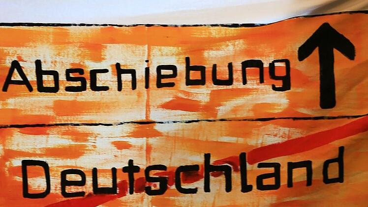 Der Iraner Hossein K. sollte gestern in seine Heimat abgeschoben werden. Die Nacht zum Mittwoch hat er aber in der Arrestzelle der Polizei verbracht. Symbolfoto: Christian Charisius/dpa