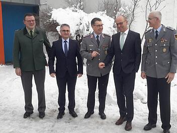 Zu einer kurzen Pause an der frischen Luft trafen sich nach dem offiziellenTeil des Neujahrsempfangs in der Wildfleckener Rhönkaserne (von rechts) Roman Jähnel, Gerd Kleinhenz, Jürgen Steinberger, Gerhard Gremminger und Godfried Schwartz. Foto: Rolf Pralle