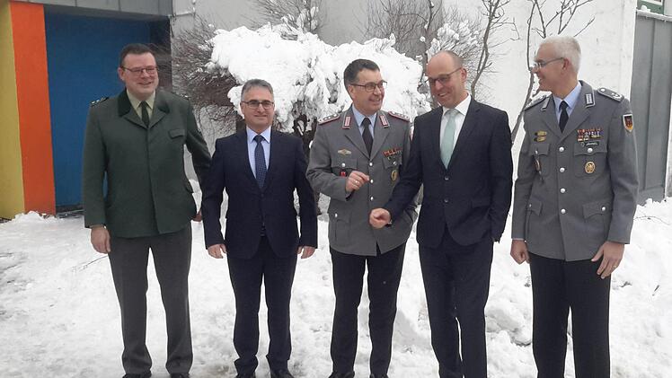 Zu einer kurzen Pause an der frischen Luft trafen sich nach dem offiziellenTeil des Neujahrsempfangs in der Wildfleckener Rhönkaserne (von rechts) Roman Jähnel, Gerd Kleinhenz, Jürgen Steinberger, Gerhard Gremminger und Godfried Schwartz. Foto: Rolf Pralle
