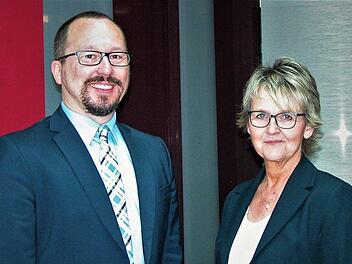 Die Vorsitzende des Bad Kissinger Frauenrings,  Birgit Fischer (rechts) bedankte sich beim stellvertretenden Studienleiter der Europäischen Akademie, Jochen Zellner, für seinen  Vortrag zur Europawahl - das Interesse im Publikum war groß.  Karin Reinshagen