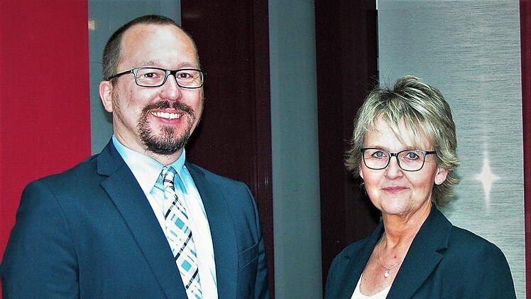 Die Vorsitzende des Bad Kissinger Frauenrings,  Birgit Fischer (rechts) bedankte sich beim stellvertretenden Studienleiter der Europäischen Akademie, Jochen Zellner, für seinen  Vortrag zur Europawahl - das Interesse im Publikum war groß.  Karin Reinshagen