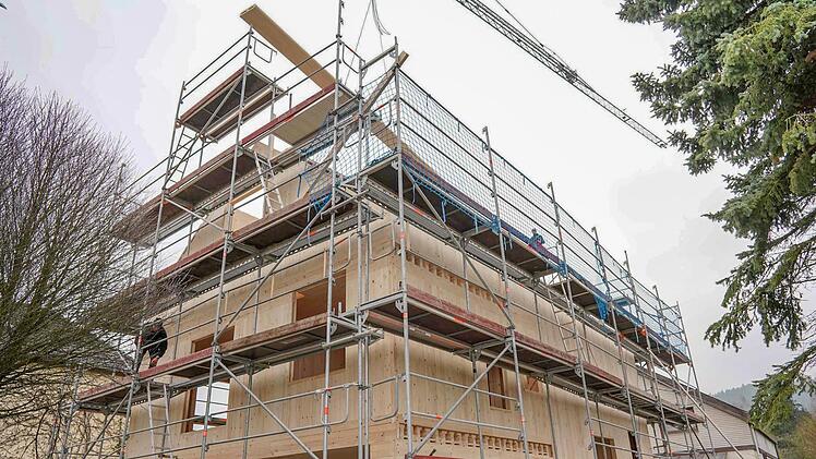 Der Rohbau stand nach  sechs Tagen.  Gegenüber herkömmlichen Bauweisen soll das Haus bei den Kosten nicht aus dem Rahmen gefallen sein. Foto: Michael Bender (4)