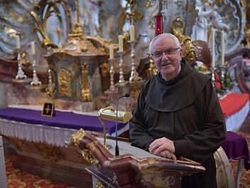 Pater Heribert Arens vor dem Nothelferaltar in Vierzehnheiligen. Hier werden die meisten Gottesdienste in der Basilika gehalten. Foto: Tobias Kindermann