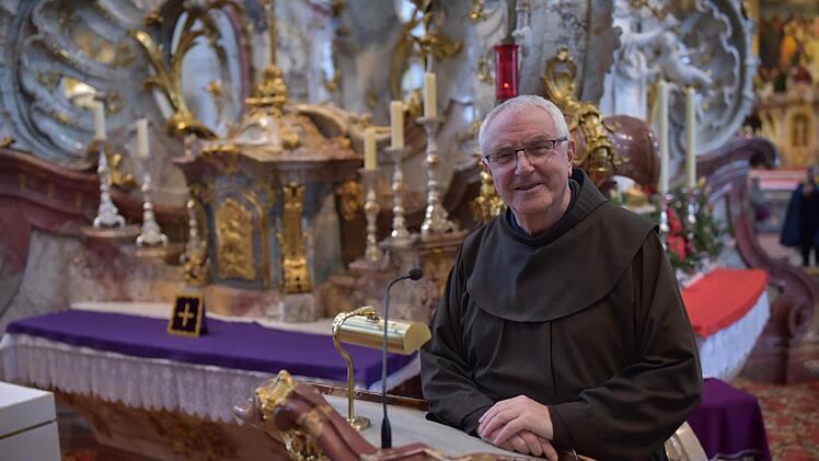 Pater Heribert Arens vor dem Nothelferaltar in Vierzehnheiligen. Hier werden die meisten Gottesdienste in der Basilika gehalten. Foto: Tobias Kindermann
