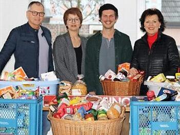 Mit gro&szlig;er Freude wurde eine beachtliche Menge an Lebensmitteln an die Vertreter der Coburger Tafel &uuml;bergeben. Foto: privat