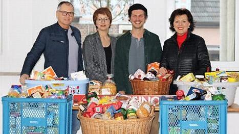 Mit gro&szlig;er Freude wurde eine beachtliche Menge an Lebensmitteln an die Vertreter der Coburger Tafel &uuml;bergeben. Foto: privat