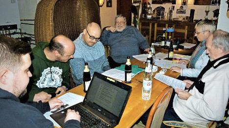Als Ideen-Schmiede diente auch in diesem Jahr das "Café Peter". Unser Bild zeigt (von links) Nicolas Peter, Benedikt Lehmann, Alexander Hollweg, Jürgen Peter, Inge Peter und Michael Lehner. Foto: Werner Reißaus