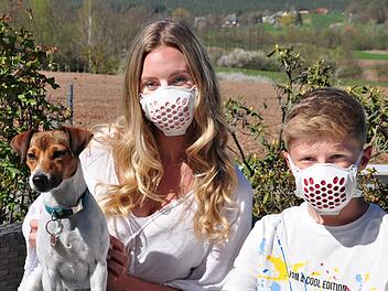 Luisa und Leo aus dem Landkreis Lichtenfels haben die wiederverwendbare Kunststoff-Atemmaske ausprobiert. Fotos: Ralf Fischbach