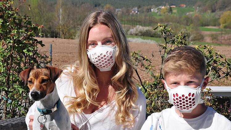 Luisa und Leo aus dem Landkreis Lichtenfels haben die wiederverwendbare Kunststoff-Atemmaske ausprobiert. Fotos: Ralf Fischbach