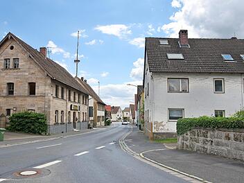 Die Kreuzung Heroldsbacher Straße soll einschließlich bis zum Gasthaus Beckenschneider als Sanierungsgebiet ausgewiesen werden.  Foto: Karl Heinz Wirth