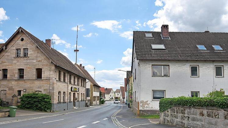 Die Kreuzung Heroldsbacher Straße soll einschließlich bis zum Gasthaus Beckenschneider als Sanierungsgebiet ausgewiesen werden.  Foto: Karl Heinz Wirth
