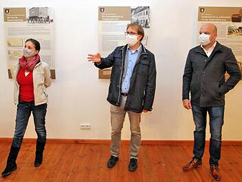 Christine Schikora, Ortwin Guhling und Michael Kastl bei der Eröffnung der Ausstellung "Da geht die Post ab" am 17. Oktober. Nun musste sie vorzeitig geschlossen werden. Die Exponate sollen aber noch einmal zu sehen sein. Foto: Dieter Britz