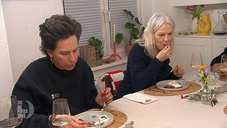 Alex (links) und Heike verkosten Matthis Dessert.