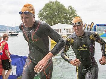 Andreas Dreitz (rechts) verlässt mit der überlegenen Frauensiegerin Daniela Ryf nach dem Schwimmen den Zürichsee. Foto: dpa/Patrick B. Krämer