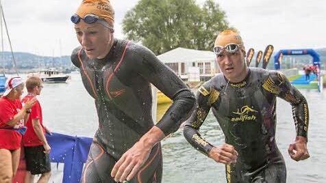 Andreas Dreitz (rechts) verlässt mit der überlegenen Frauensiegerin Daniela Ryf nach dem Schwimmen den Zürichsee. Foto: dpa/Patrick B. Krämer