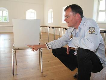 Spender können die von ihnen gestifteten Stühle mit einem Namensschild versehen lassen, erläutert Pfarrer Wolfgang Oertel. Fotos: Sonja Adam